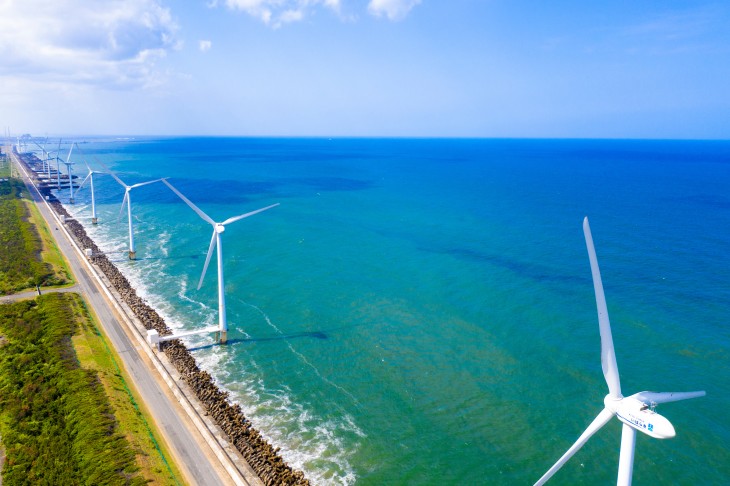 Elektrownie wiatrowe wzdłuż wybrzeża w prefekturze Ibaraki w Japonii. Fot. Kumi/Adobe Stock